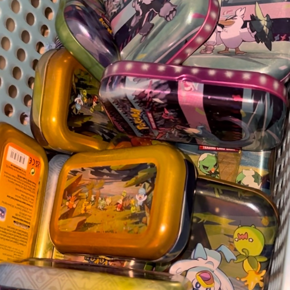 1 Pokemon Assorted Tin with 30 Assorted Cards